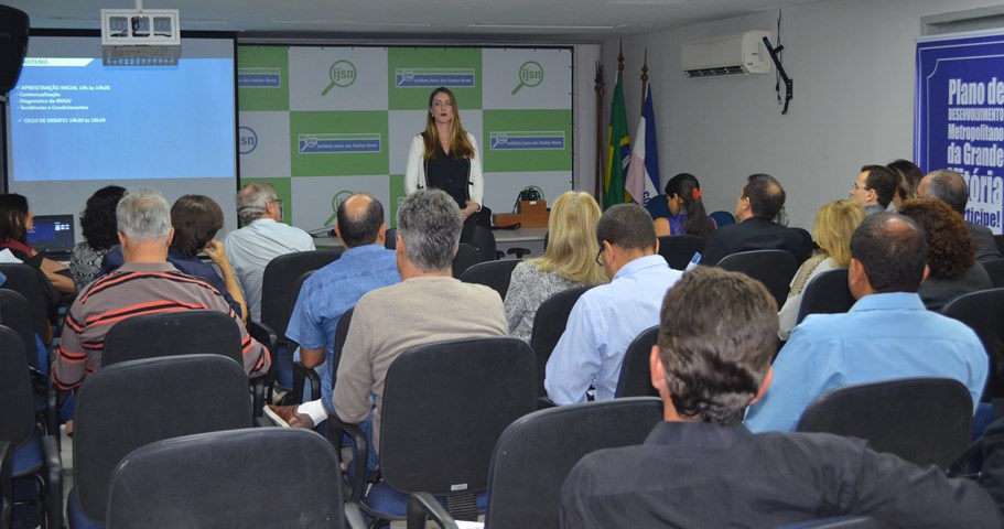 Diretora-presidente do IJSN, Gabriela Lacerda, na reunião do Ciclo de Debates com representantes do Poder Público, no dia 3 de agosto